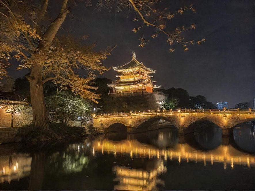 一群年轻人在城市高楼露台上享受夜景，气氛轻松愉悦
