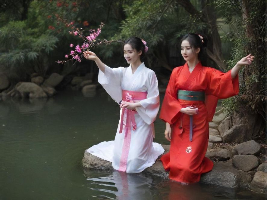 广州一家桑拿会所的水疗区，蒸汽缭绕，光线柔和，营造出唯美而宁静的意境，整体设计采用现代简约风格，令人身心放松。