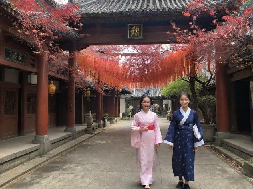 都市深处的私人会所，俯瞰视角展现其奢华雅致的内部设计，充满神秘感。