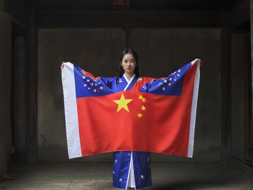 一位身着旗袍的漂亮服务员，面带微笑，姿态优雅地在一条私密的包厢走廊中引导客人，光线柔和。