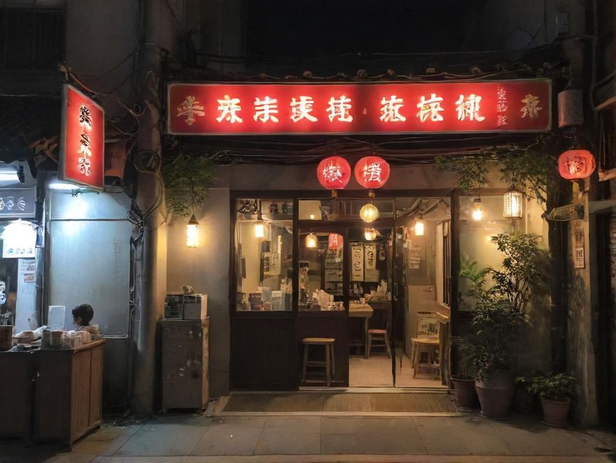 广州夜店舞池，俯视视角，霓虹灯光闪烁，人们在动感的音乐中尽情舞动，充满了活力与激情。