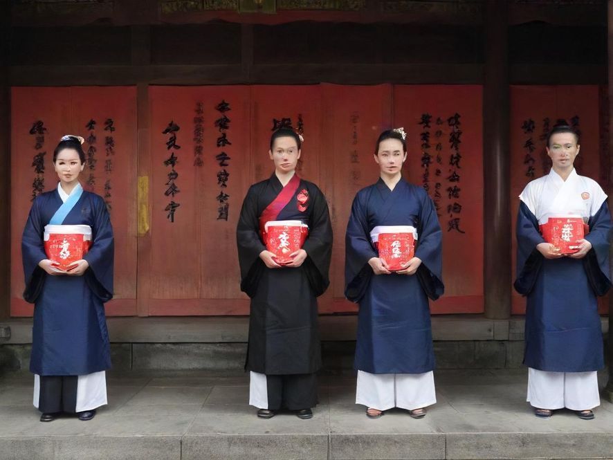 一群朋友在咖啡馆里轻松愉快地聊天,笑容满面,氛围温馨